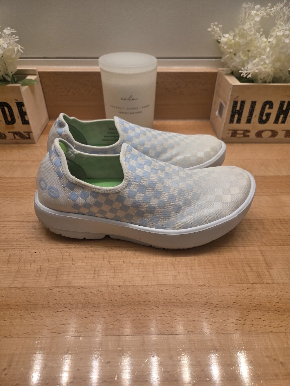 OOFOS OOmg eeZee Low Recovery Shoes White/Light Blue Checkered Ombre Womens Sz 9